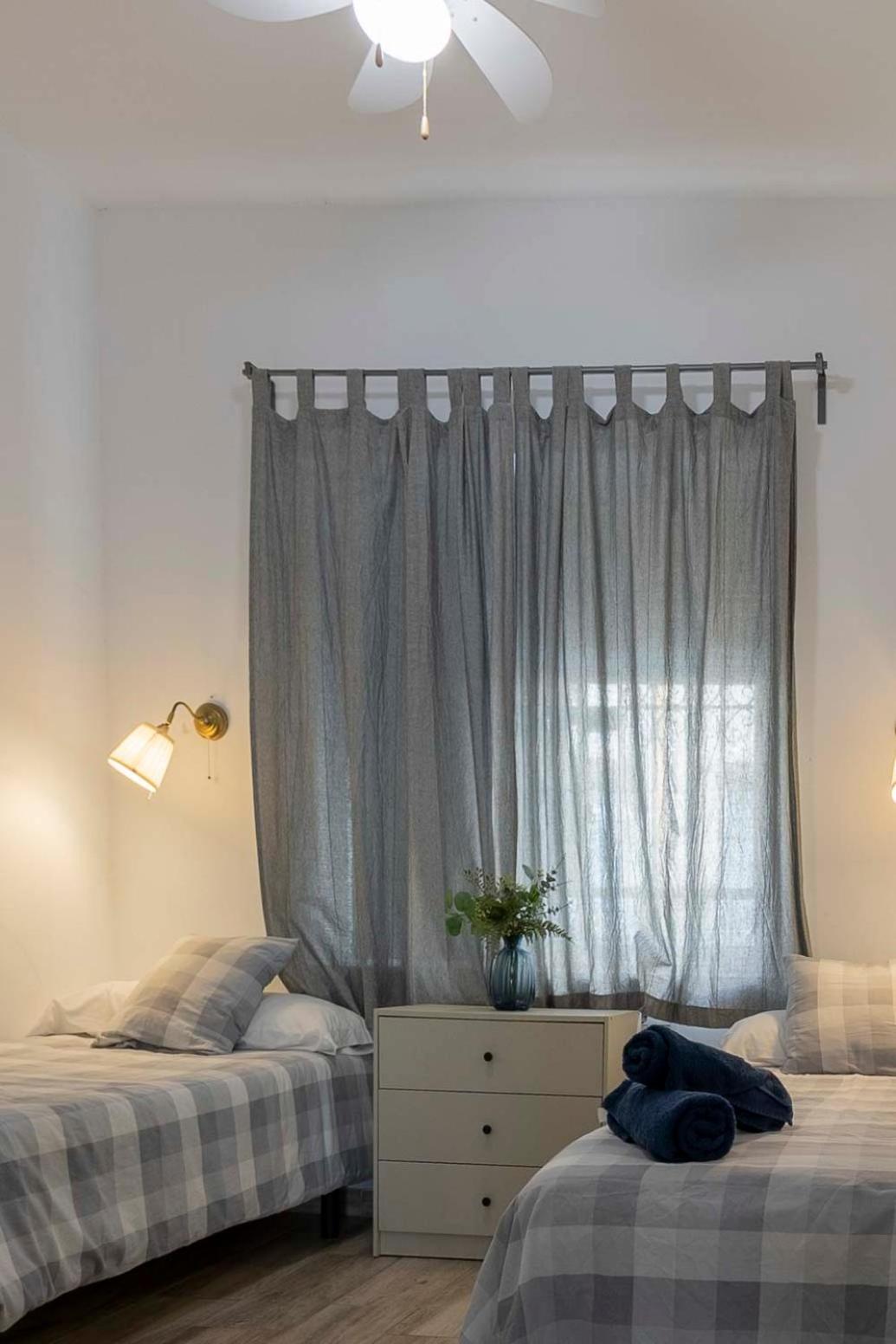 Apartamentos Los Remedios Sevilla Bagian luar foto