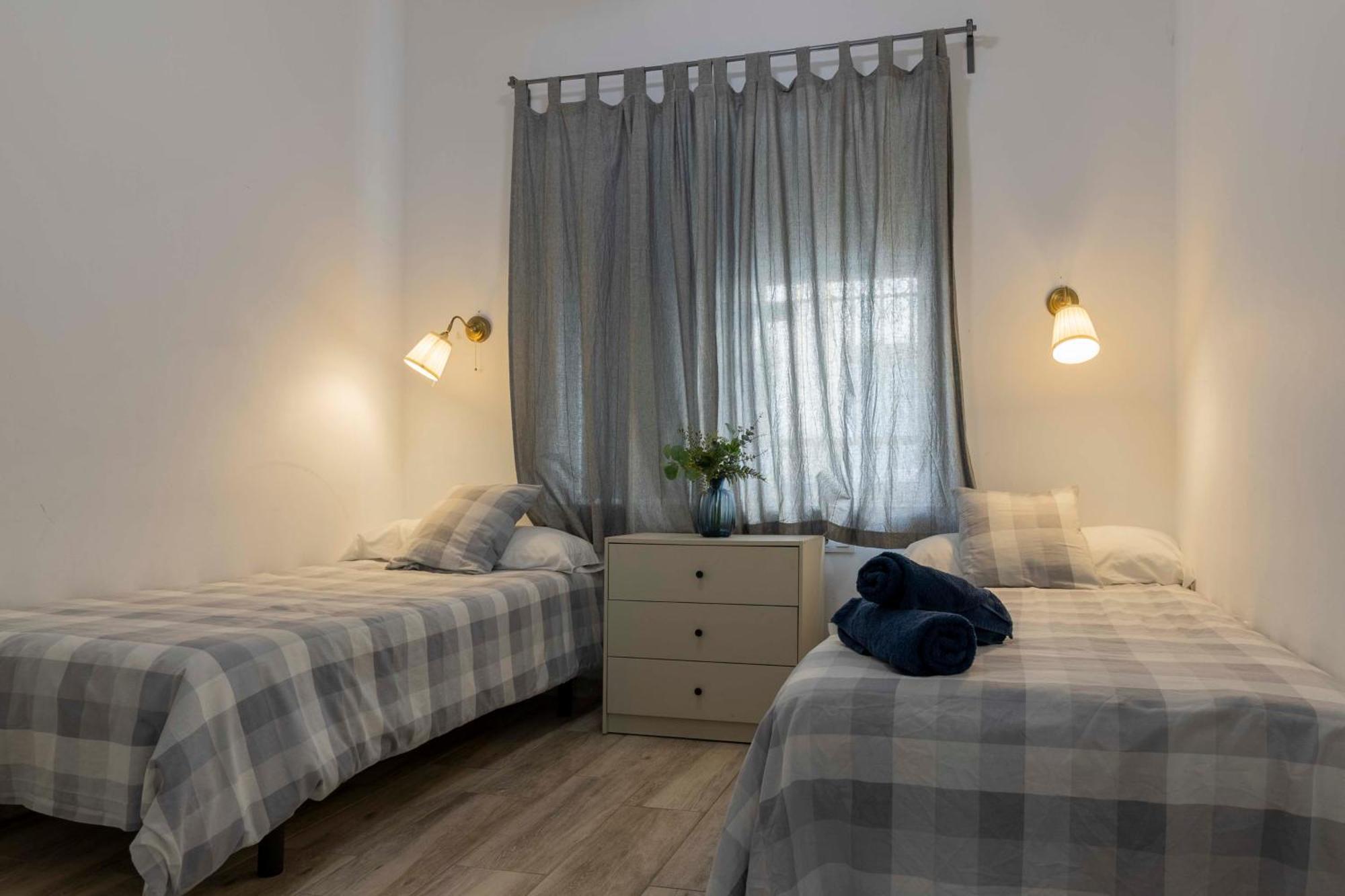Apartamentos Los Remedios Sevilla Bagian luar foto